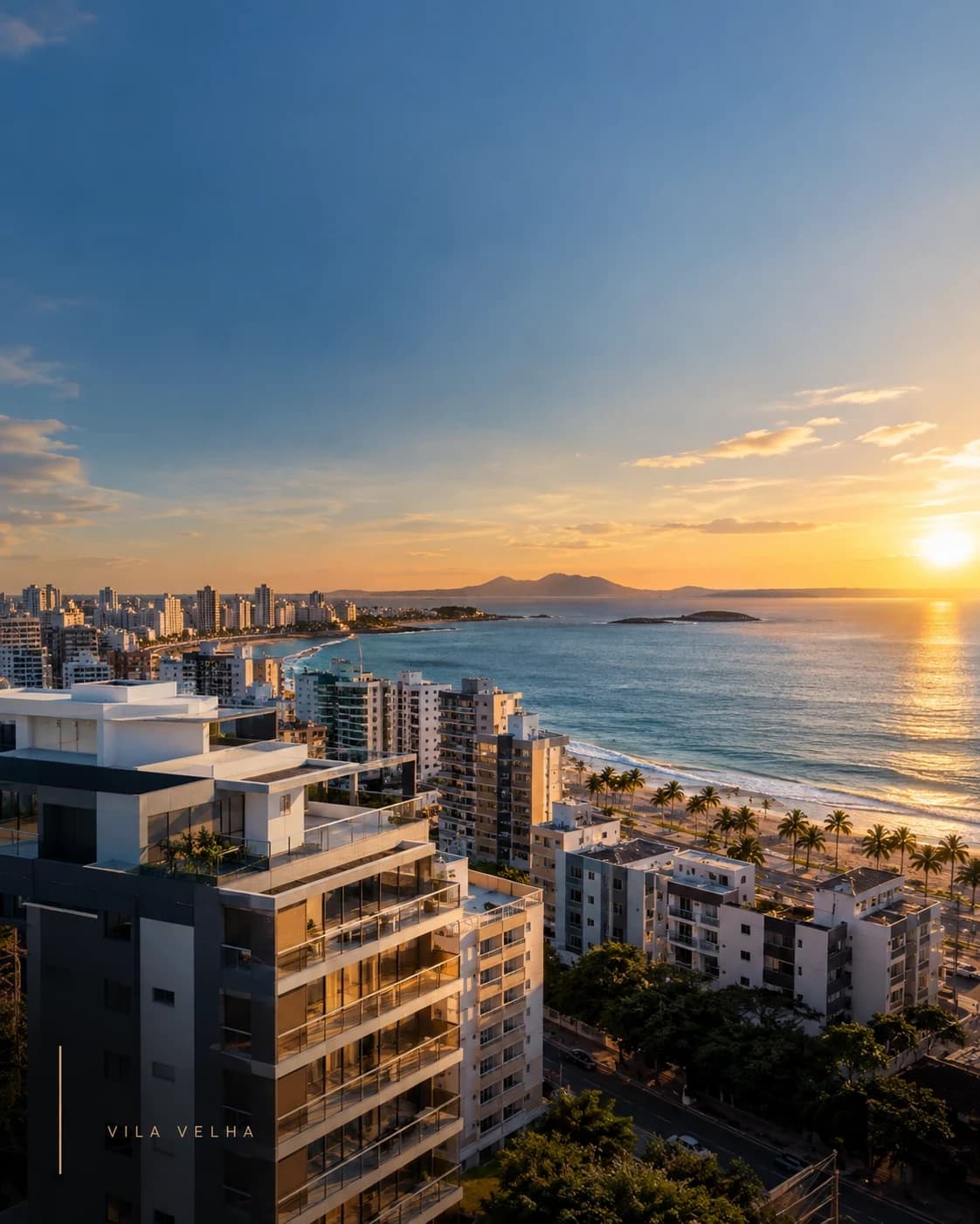 Orla de Vila Velha ao pôr do sol, com prédios à beira-mar
